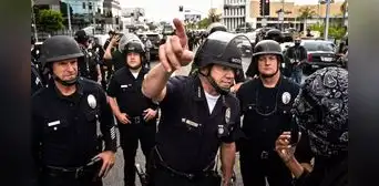 Policía de Los Ángeles criminalizó las protestas y amenazó con arrestar a quienes la sigan: "Declaro que esta reunión es ilegal" Policía de Los Ángeles criminalizó las protestas y amenazó con arrestar a quienes la sigan: "Declaro que esta reunión es ilegal"