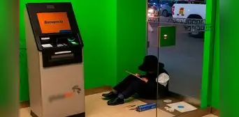 Niño en Huancayo realiza su tarea dentro de cajero automático, mientras su madre trabaja como vendedora en la calle