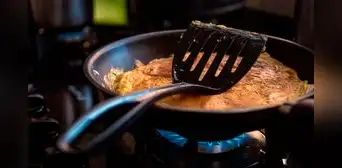 Estos son los utensilios de cocina que liberan millones de microplásticos y contaminan los alimentos