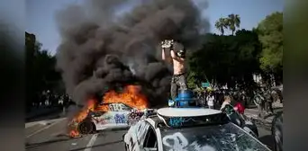 Protestas en Los Ángeles: carro de policía es incendiado durante manifestaciones migratorias anti ICE en California