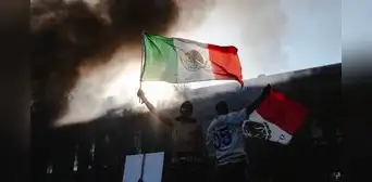 ¿Por qué la bandera de México se convirtió en un símbolo durante las protestas en Los Ángeles contra ICE? ¿Por qué la bandera de México se convirtió en un símbolo durante las protestas en Los Ángeles contra ICE?