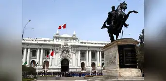 Congreso aprueba ley que cambia el nombre de Plaza Bolívar a Plaza de la Constitución Congreso aprueba ley que cambia el nombre de Plaza Bolívar a Plaza de la Constitución
