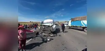 Violento choque entre combi y camión en la vía Puno–Juliaca deja 11 heridos: pasajeros terminaron dientes rotos
