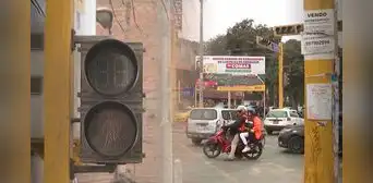 Vecinos denuncian que cerca de 20 semáforos en Comas no funcionan desde hace 10 días: “Se vienen reportando como cinco accidentes y no hacen caso"
