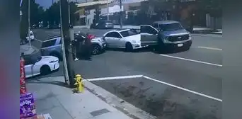 ICE embiste vehículo para arrestar a hombre que protestó en Los Ángeles: su esposa y sus dos niños estaban en el auto ICE embiste vehículo para arrestar a hombre que protestó en Los Ángeles: su esposa y sus dos niños estaban en el auto