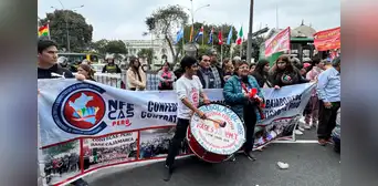Gremio de trabajadores y docentes exigen mejores condiciones laborales en las afueras del Congreso: "Me avergüenza mi gobierno"