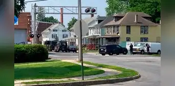 Hombre acusado de dispararle a un oficial de policía de EEUU se entregó después de atrincherarse en su casa durante casi 11 horas Hombre acusado de dispararle a un oficial de policía de EEUU se entregó después de atrincherarse en su casa durante casi 11 horas