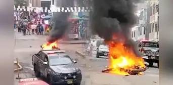 Vecinos de El Agustino, cansados de la delincuencia, queman moto de presuntos ladrones: "Decían '¡Chápenlos!' y salieron corriendo"