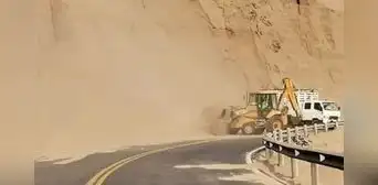 Al menos 4 carreteras bloqueadas en Lima por derrumbes y caídas de rocas tras fuerte sismo Al menos 4 carreteras bloqueadas en Lima por derrumbes y caídas de rocas tras fuerte sismo