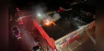 Más de 40 bomberos intentan apagar el incendio en International Boulevard durante el Día del Padre en EEUU Más de 40 bomberos intentan apagar el incendio en International Boulevard durante el Día del Padre en EEUU
