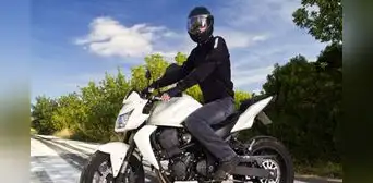 Tips clave de seguridad para manejar una moto en zonas urbanas con alto tensito vehicular y evitar accidentes Tips clave de seguridad para manejar una moto en zonas urbanas con alto tensito vehicular y evitar accidentes