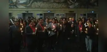 ¡Con velas blancas! Delia Espinoza realiza vigilia en la Fiscalía como rechazo a Patricia Benavides