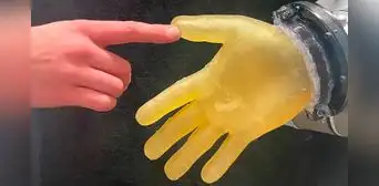 Científicos lograron crear una piel artificial que permitirá a los robots sentir calor y dolor como un humano