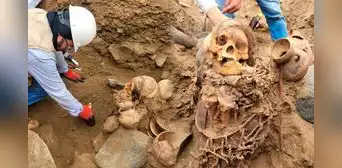 Hallan momia de más de 1.000 años de antigüedad de la cultura Chancay durante instalación de gas en Puente Piedra Hallan momia de más de 1.000 años de antigüedad de la cultura Chancay durante instalación de gas en Puente Piedra