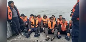 Rescatan a 12 pescadores en Piura tras hundimiento de embarcación de casi 100 toneladas Rescatan a 12 pescadores en Piura tras hundimiento de embarcación de casi 100 toneladas