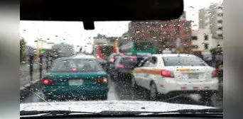 Conduce seguro bajo la lluvia o de noche: consejos clave para evitar accidentes y mantener el control de tu vehículo