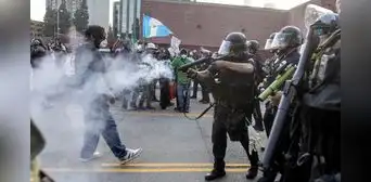 Inmigrante narra su amarga vivencia al ser impactado por una bala "no letal" en protestas contra ICE: "Vi mi mano y no tenía dedo" Inmigrante narra su amarga vivencia al ser impactado por una bala "no letal" en protestas contra ICE: "Vi mi mano y no tenía dedo"