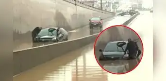 Vehículo queda atrapado por severo aniego en bypass de VMT debido a intensa llovizna: obra fue construida sin drenaje Vehículo queda atrapado por severo aniego en bypass de VMT debido a intensa llovizna: obra fue construida sin drenaje