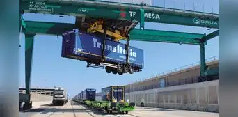 El futuro del transporte ya está en marcha: camiones cruzan Europa "sin pisar la carretera" gracias a la primera autopista ferroviaria en España