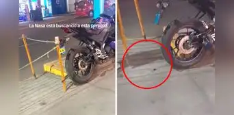 Hombre engancha su moto a pequeño poste para que no se la roben, pero no nota que este es movible