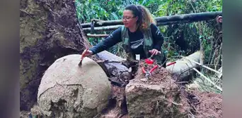 Caída de un árbol en el Amazonas deja al descubierto siete misteriosas esferas con restos humanos y de animales en su interior