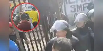Vecinos se agarran a golpes tras colocación de rejas en vecindario de SMP Vecinos se agarran a golpes tras colocación de rejas en vecindario de SMP