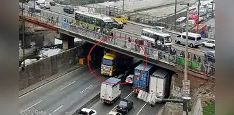Vía de Evitamiento es bloqueada hacia el sur: camión de carga queda atrapado en puente Ricardo Palma Vía de Evitamiento es bloqueada hacia el sur: camión de carga queda atrapado en puente Ricardo Palma