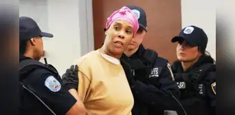 Mujer mató a su hija a golpes y fue condenada a 17 años de prisión, pero juez aumenta sentencia por arrebatos en corte de Nueva York Mujer mató a su hija a golpes y fue condenada a 17 años de prisión, pero juez aumenta sentencia por arrebatos en corte de Nueva York