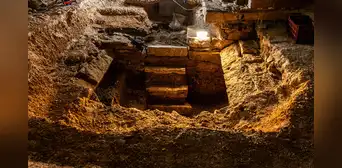 Arqueólogos descubren una antigua escalera que desciende a las profundidades de una tumba sellada durante 400 años Arqueólogos descubren una antigua escalera que desciende a las profundidades de una tumba sellada durante 400 años