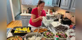 ICE detiene a inmigrante iraní fuera de su casa pese a haber vivido casi 50 años con su esposo en Estados Unidos