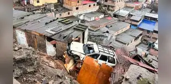Carro colectivo cae sobre una vivienda en el sector Juan de Amancaes, en el Rímac: dueños se salvan de milagro Carro colectivo cae sobre una vivienda en el sector Juan de Amancaes, en el Rímac: dueños se salvan de milagro