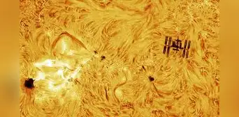 La Estación Espacial Internacional fue fotografiada mientras estalla una llamarada solar en un momento perfecto La Estación Espacial Internacional fue fotografiada mientras estalla una llamarada solar en un momento perfecto