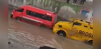 Camioneta de empresa de seguridad auxilia a combi atrapada por inundación en Villa El Salvador Camioneta de empresa de seguridad auxilia a combi atrapada por inundación en Villa El Salvador