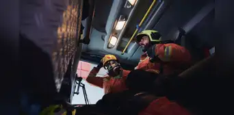 Bombero se ve obligado a trabajar con su bebé en brazos para cubrir turno a último minuto: "Me dijeron que me buscara la vida" Bombero se ve obligado a trabajar con su bebé en brazos para cubrir turno a último minuto: "Me dijeron que me buscara la vida"