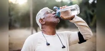 Beber agua no es la opción más efectiva para hidratarse, según un estudio: estas bebidas funcionan mejor Beber agua no es la opción más efectiva para hidratarse, según un estudio: estas bebidas funcionan mejor