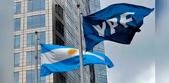 Justicia de EEUU ordena a Argentina ceder el 51% de sus acciones en la petrolera YPF a dos sociedades españolas Justicia de EEUU ordena a Argentina ceder el 51% de sus acciones en la petrolera YPF a dos sociedades españolas