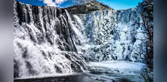 Las fuertes imagenes que dejó el frío extremo en Argentina: congeló una cascada de 30 metros