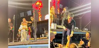 Chechito interrumpe su concierto para ayudar a hombre invidente a vender caramelos al público y en redes lo aplauden: “Gran gesto”