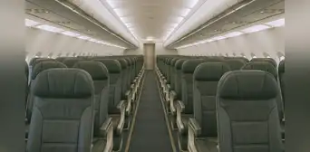Pasajero exige que le cambien el asiento para tener más espacio, se tira al suelo y acaba expulsado de un vuelo en Tailandia