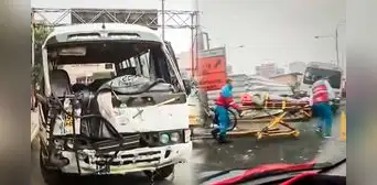 Chocan bus 'Chosicano' y camioneta en avenida Grau: 8 heridos tras violento accidente en Cercado de Lima