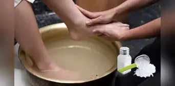 Lavado de pies con sal y bicarbonato: qué beneficios tiene y cómo hacerlo correctamente Lavado de pies con sal y bicarbonato: qué beneficios tiene y cómo hacerlo correctamente