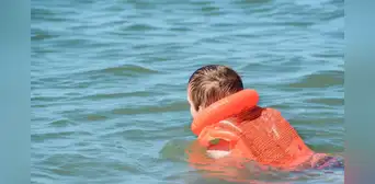 Niña de 5 años salva a su mamá de morir ahogada en Francia: logró mantenerla a flote con su chaleco inflable Niña de 5 años salva a su mamá de morir ahogada en Francia: logró mantenerla a flote con su chaleco inflable