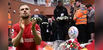Excapitán del Liverpool rindió homenaje a Diogo Jota en Anfield tras su repentina muerte