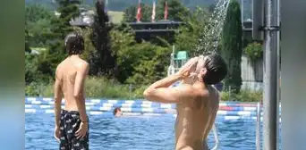 Piscina en Suiza restringe acceso a ciudadanos franceses por comportamientos inapropiados y saturación