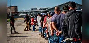 ICE y DHS arrestan a 12 inmigrantes de América Latina en un mercado de mariscos: esta ley en Texas respalda operativos ICE y DHS arrestan a 12 inmigrantes de América Latina en un mercado de mariscos: esta ley en Texas respalda operativos