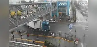 Tráiler invade vía exclusiva del Metropolitano y se queda atascado por 2 horas en estación Matellini Tráiler invade vía exclusiva del Metropolitano y se queda atascado por 2 horas en estación Matellini