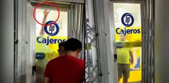 Cliente se queda encerrado en cajero de banco y usuarios reaccionan: “Lo atrapó el dinero”