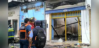 Voraz incendio arrasa con cinco inmuebles en zona comercial de Iquitos