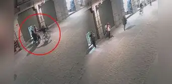 Inseguridad en Cercado de Lima: hombre en bicicleta roba celular a una mujer cerca a Palacio de Gobierno