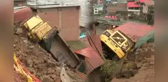 Volquete cae 15 metros al abismo y destruye una casa en El Agustino: familia salva de milagro Volquete cae 15 metros al abismo y destruye una casa en El Agustino: familia salva de milagro